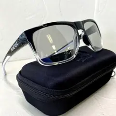 新品　光でレンズの色が変わる　調光　偏光サングラス　ウェリントン　軽量