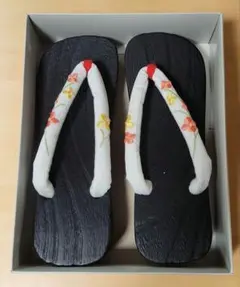 黒い木製草履 花柄鼻緒