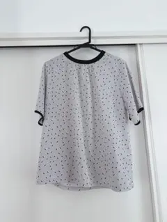 【大きいサイズ】パイピング　半袖ブラウス　LLサイズ　グレー系　オフィスコーデ