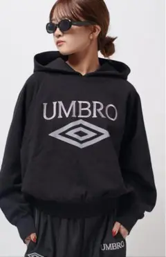 美品✨アンブロ×Lui's コラボ　ピグメントフーディー　パーカー　ロゴ