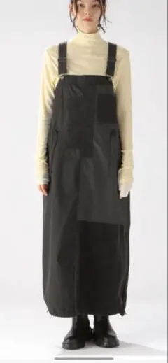 黒のオールインワン・サロペット