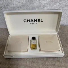 シャネル N°5のサヴォン（石鹸）2個とオードゥ トワレットのミニボトルがセット
