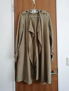 Bershka　カーキ　 ロングとろみ　トレンチコートＳのサムネイル