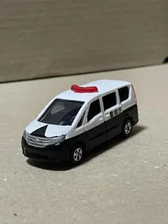 カスタムトミカ 警察車両 日産 キャラバン 護送車 黒 - メルカリ