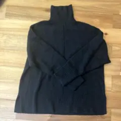 黒のタートルネックニット