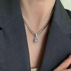 AVON グリーンストーン チェーンネックレス ヴィンテージ マンテル 