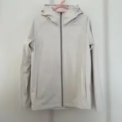 ユニクロ　防風ブロックテックパーカー