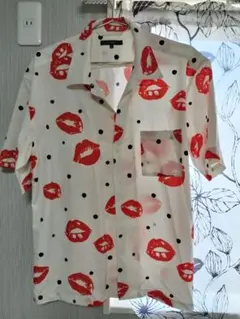赤い唇柄 半袖シャツ Lサイズ