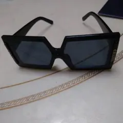 ブラックスクエアサングラス