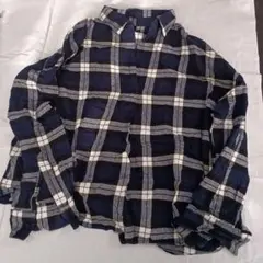 ネイビーとホワイトのチェック柄シャツ　ユニクロ