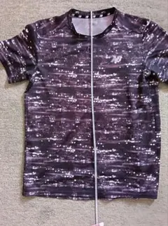 New Balance Tシャツ ブラック 総柄のサムネイル