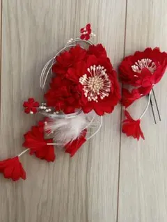 赤い花の髪飾り　2個セット