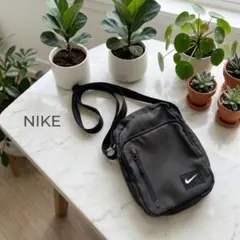 【NIKE】ナイキ ショルダーバッグ　ミニバッグ　カーキグレー？　美品のサムネイル