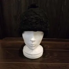ポンポン付き黒ニット帽