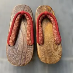 伝統的な下駄 赤い花柄鼻緒24cm
