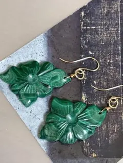 14kgfマラカイトフラワーカービングピアス