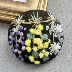 ハンドメイド　刺繍ブローチ　ミモザ　ラベンダー　スワッグ　黒　くるみボタン