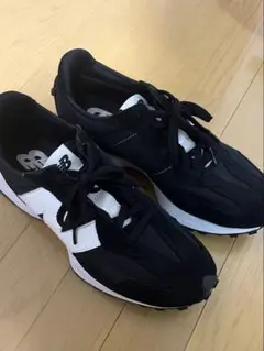 New Balance 327 ブラック/ホワイト スニーカー
