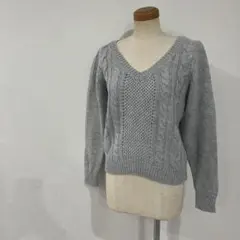 グレー Vネック ケーブル編みニット