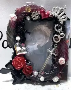 トレカデコ赤✖️黒ホイップデコ硬質ケースデコ　王冠剣リボン薔薇ハート推し活