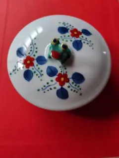 カエルの取っ手付き小物入れ