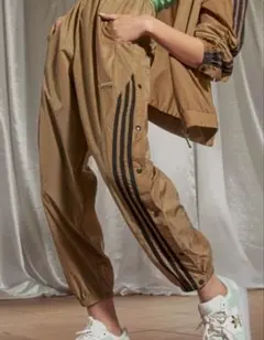 adidas パラシュートパンツ オリーブストレータ - メルカリ