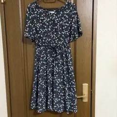 ネイビー花柄半袖ひざ丈ワンピースのサムネイル