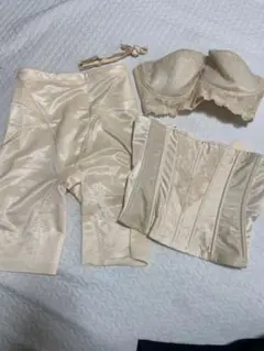 【専用】フォーシスアンドコー　ブライダルインナー　セット FOURSIS &CO フォーシス カンパニー グラマラスビスチェ