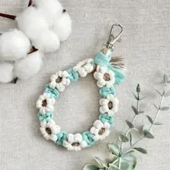 花柄マクラメ＊スマホ落下防止ハンドストラップ｜軽くてやさしい