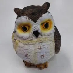 フクロウの置物 リアルな羽毛の質感のサムネイル