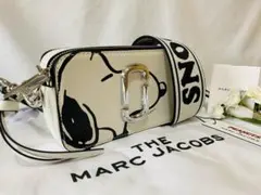 人気！MARC JACOBS スヌーピーコラボ スナップショット カメラバッグ ピーナッツ×ザ マーク ジェイコブス“スヌーピー”モチーフのバッグ「ザ