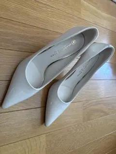 ホワイト 高ヒールパンプス ゴールドバックル