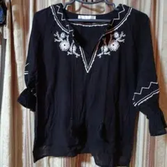 黒の刺繍入り五分袖チュニック M
