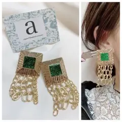 2343-2 グリーン☺︎スクエア型ゴールドとチェーンタッセルのピアス☺︎