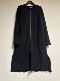 黒のロングコート フロントジッパー付き