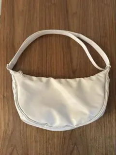 UNIQLO レザータッチラウンドショルダーバッグ　オフホワイト