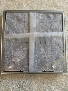 スワトウ　刺繍入りホワイトハンカチ