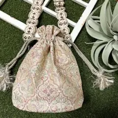 刺繍デザインの巾着袋　インド刺繍生地　巾着バッグ　　巾着袋　ハンドメイド