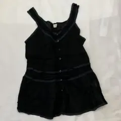 黒いボタン付きノースリーブ