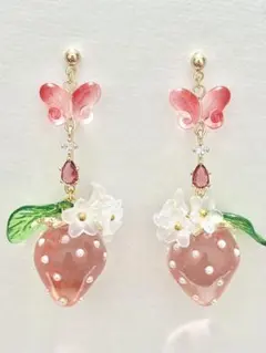 No.235 いちご　蝶　ピアス　イヤリング