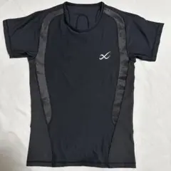 黒のコンプレッションシャツ