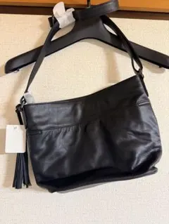 earパピヨネ　ブラックレザーショルダーバッグ タッセル付き