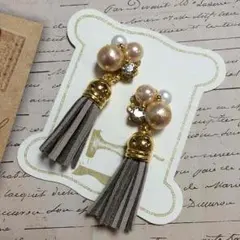 223.人気再販♡パールビジューピアス♡上品グレージュ♡革紐調タッセル♡