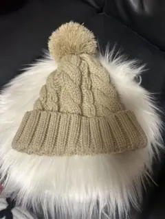 ベージュ ケーブル編み ニット帽 ポンポン付き