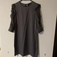 【売り尽くし特価】【美品】グレー フリルオープンショルダー ワンピース