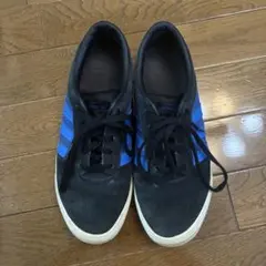 adidas 黒 青 スニーカー
