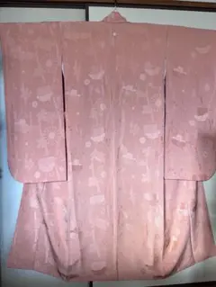 振袖　無地　シンプル　個性的　珍しい　地模様　ピンク　淡いサーモンピンク　一つ紋