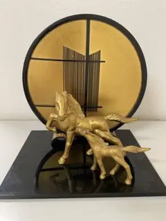 金色の馬と子馬の置物