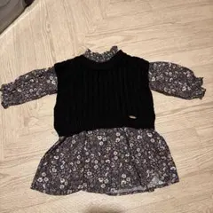 黒ニットベストと花柄ワンピース