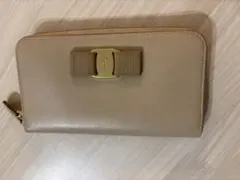 ✨ Ferragamo フェラガモ ヴァラ 長財布 ベージュ キルト - メルカリ